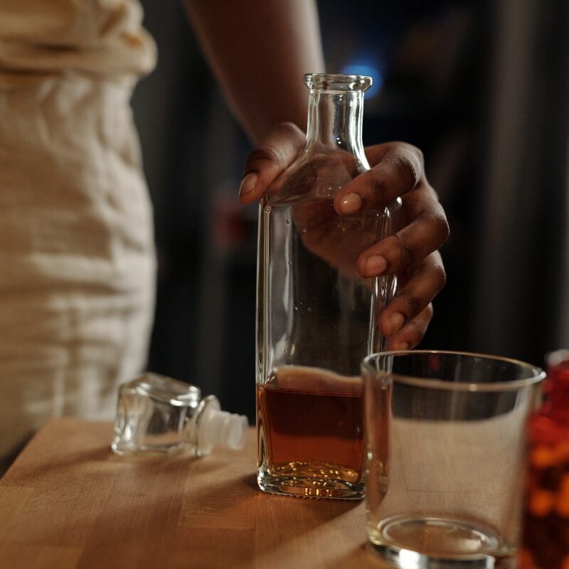 woman holding a bottle of alcohol while experiencing wet brain symptoms