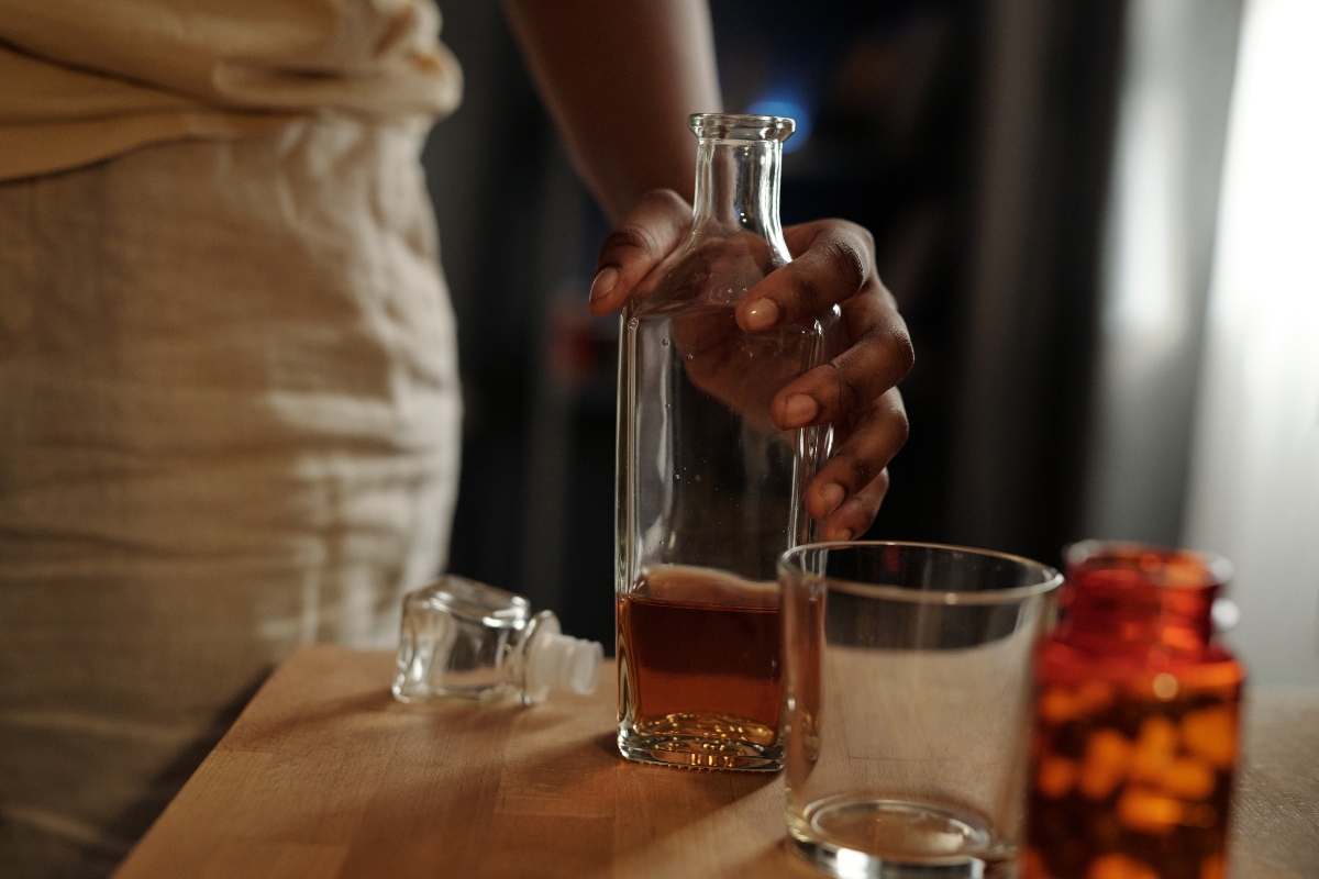 woman holding a bottle of alcohol while experiencing wet brain symptoms