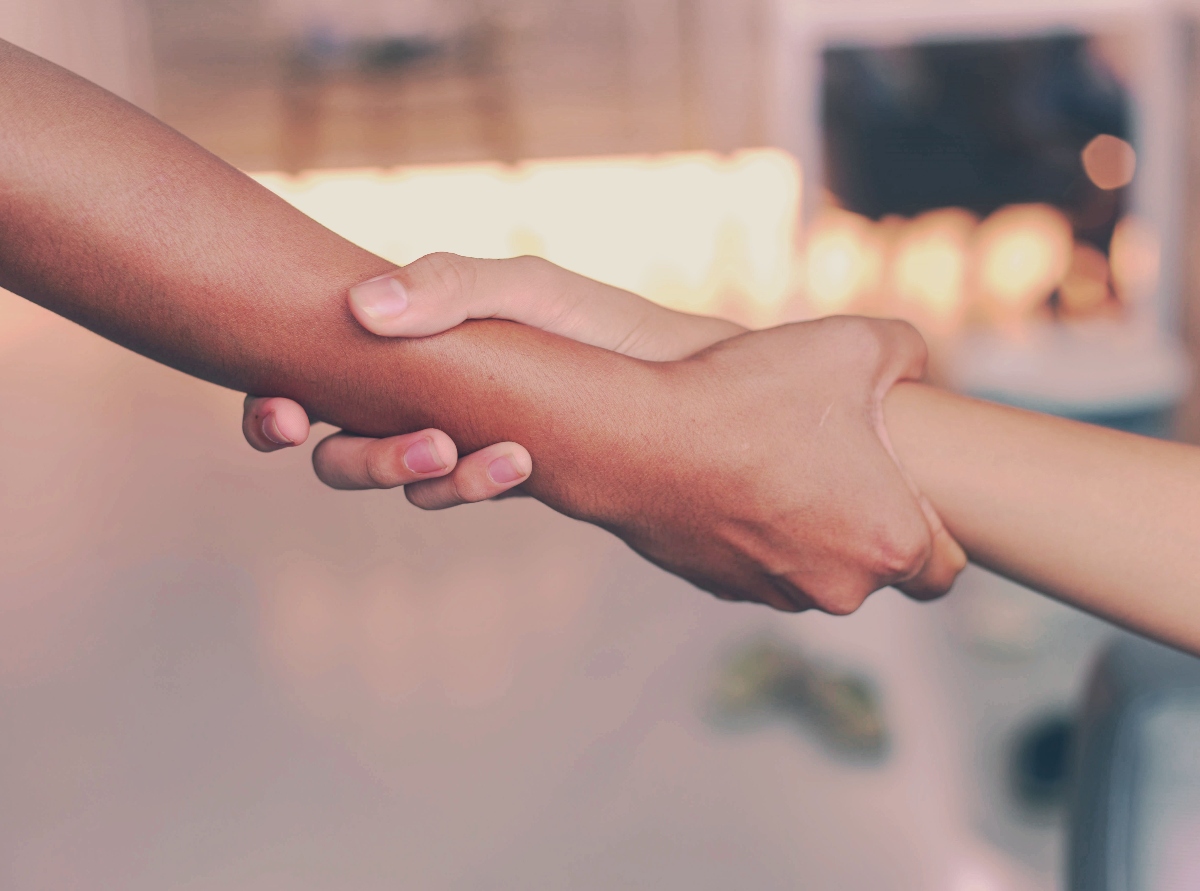 man holding friend's hand how long does narcan last?