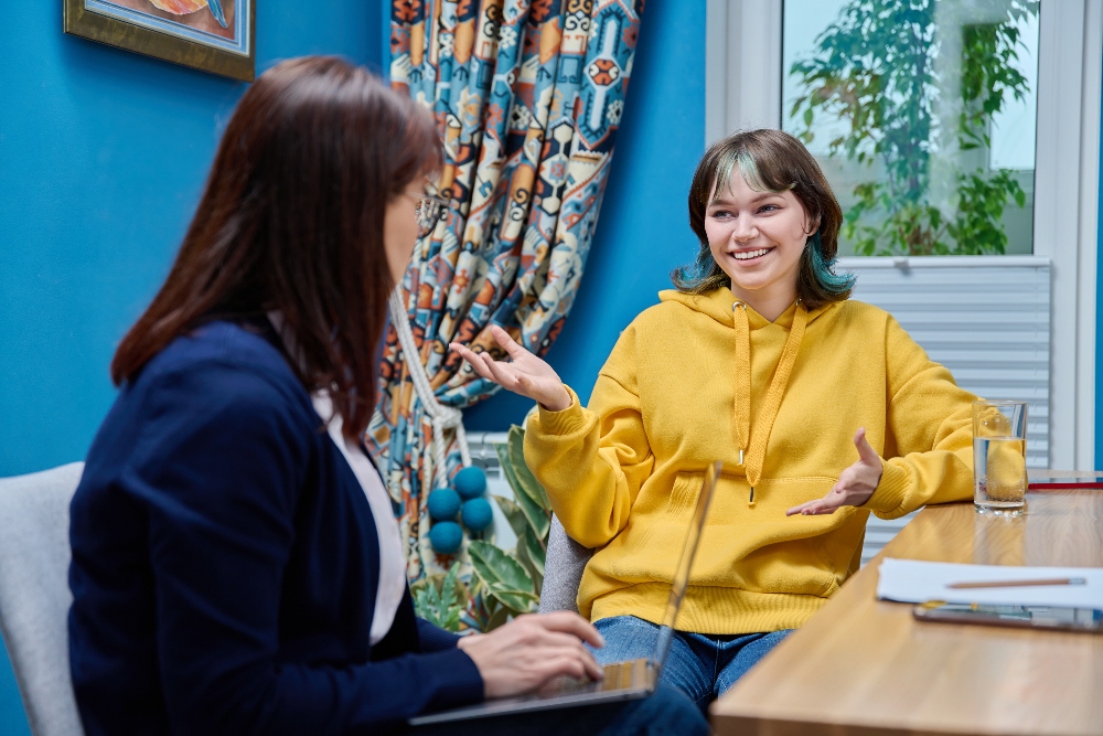 girl talking to therapist about polysubstance use
