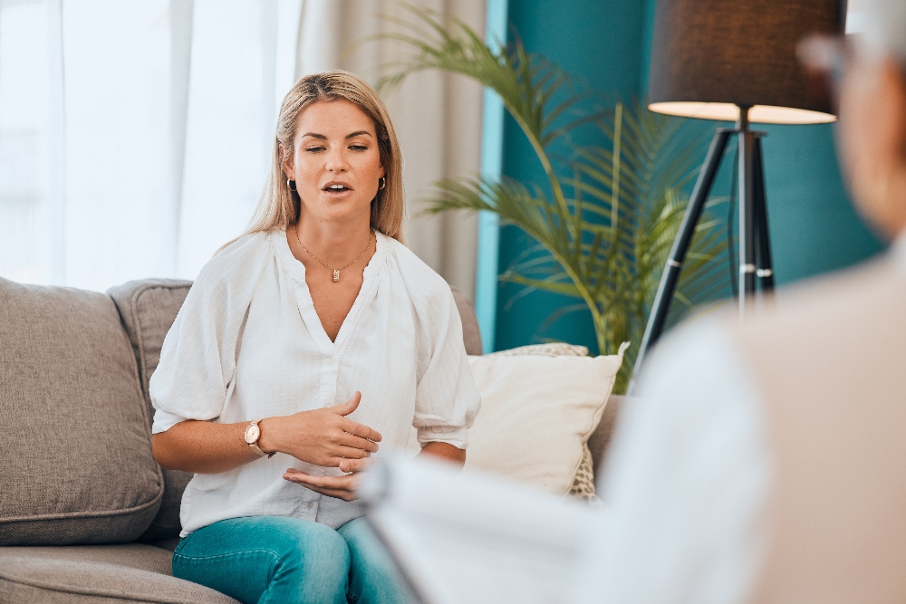 woman speaking with therapist  signs of prescription drug abuse​