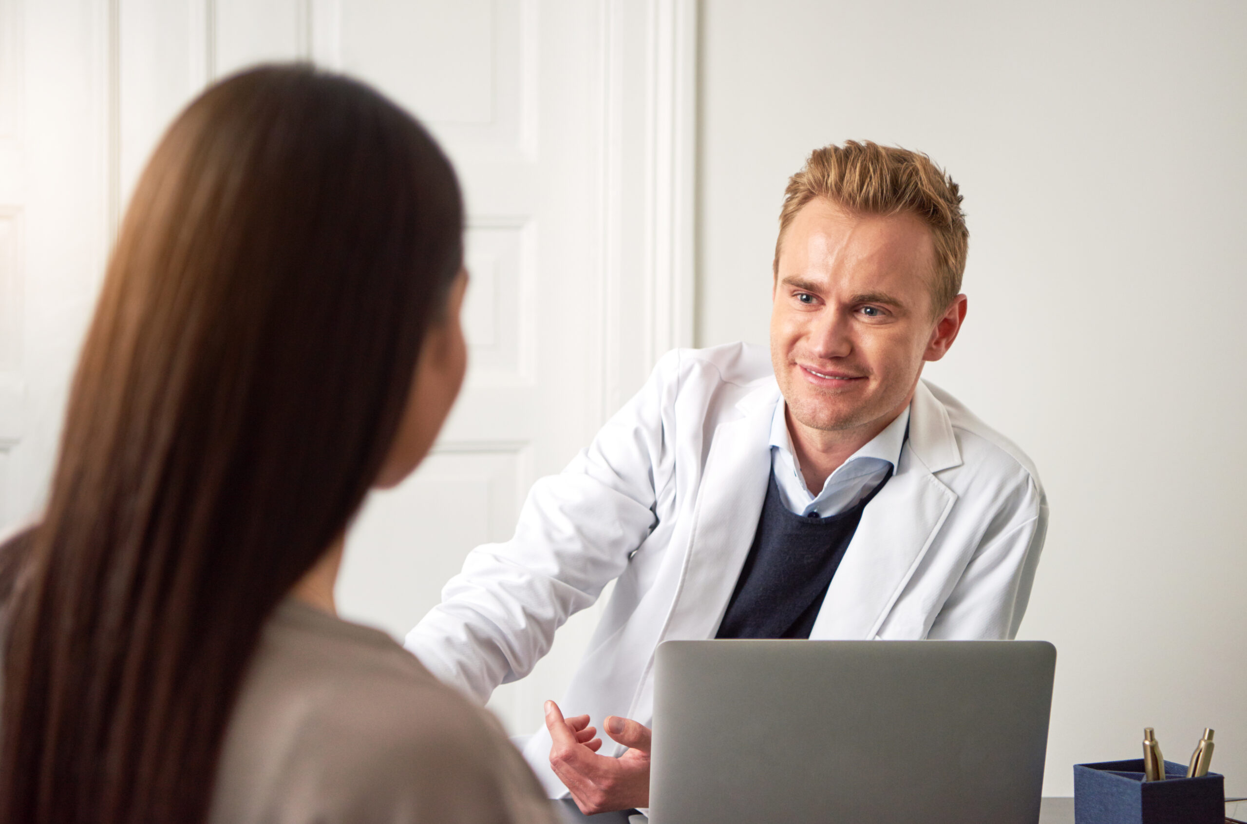 A doctor smiling at a patient while discussing inpatient vs outpatient rehab